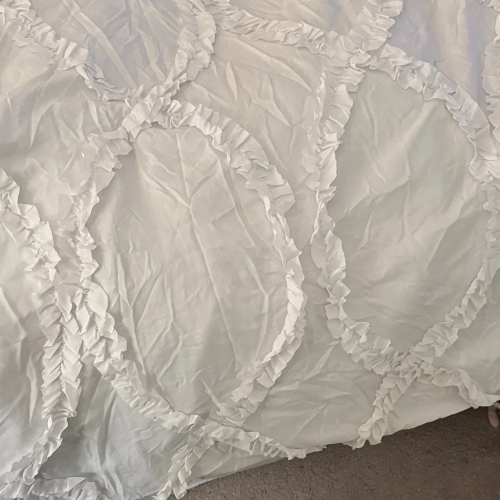 White Ruffled Bedding - Picture 4 of 5